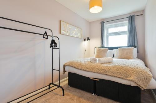 a bedroom with a bed and a window at Trendy Central Apartment with Free Parking - Perfect for Contractors and Families in Canterbury