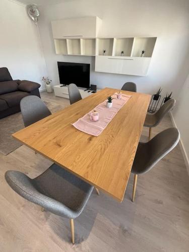 a wooden table in a living room with chairs at Casa la Única II in Benicarló