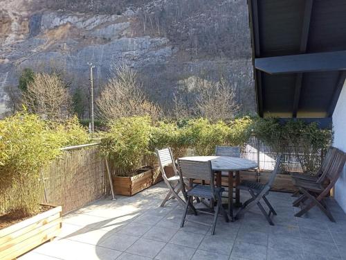 Photo de la galerie de l'établissement Bel appartement récent dans maison en Chartreuse, à Saint-Thibaud-de-Couz