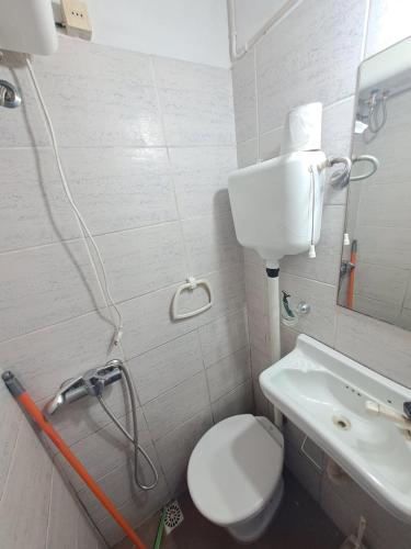 アグアス・ドゥルセスにあるAroma de marのトイレと洗面台付きのバスルーム