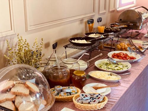 um buffet com muitos tipos diferentes de comida em um balcão em Hotel Republika Berat em Berati