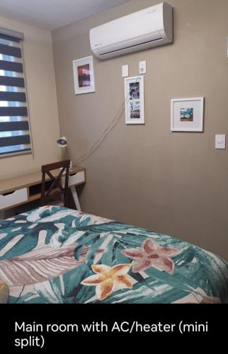 a room with a bedroom with a bed with a fan at Tu joya y Tu Perla Tapatia - AC, alberca, Gym apartamento en el corazón de Guadalajara in Guadalajara