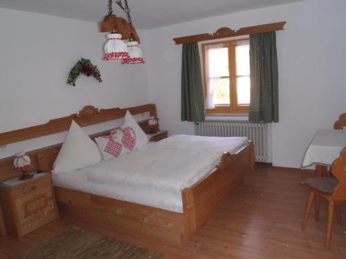ミッテンヴァルトにあるFerienhaus Bergfreundのベッドルーム(ベッド1台、窓付)