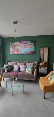 a living room with a couch and a table at Tu joya y Tu Perla Tapatia - AC, alberca, Gym apartamento en el corazón de Guadalajara in Guadalajara