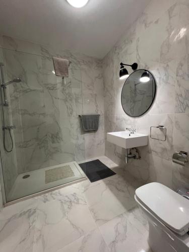 Bilik mandi di Beachfront Twin Room