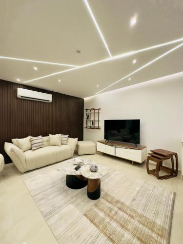 Televisyen dan/atau pusat hiburan di Lux private home Sheikh zayed