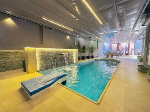 Bazén v ubytování Lux private home Sheikh zayed nebo v jeho okolí