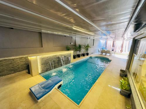 Kolam renang di atau dekat dengan Lux private home Sheikh zayed