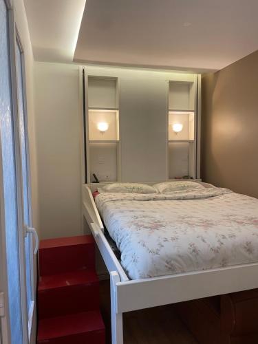 une chambre avec un lit et un grand miroir dans l'établissement Appartement au cœur de Paris, à Paris