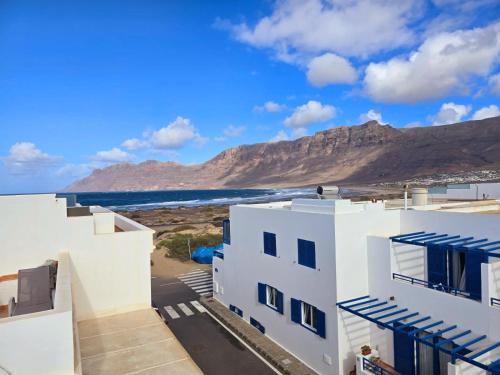 a view of the mountains from the roofs of buildings at Casa Naya in Famara