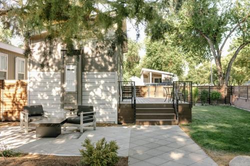 um pátio com duas cadeiras e escadas ao lado de uma casa em Beautiful Cottage on Historic Grounds em Reno