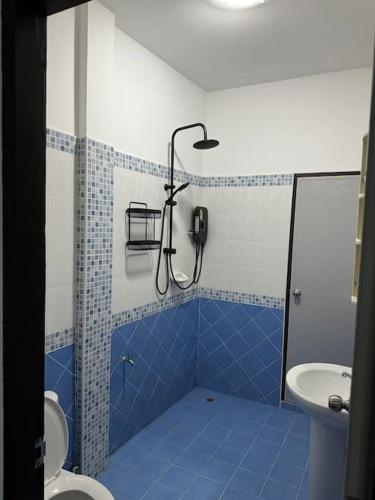 een blauw betegelde badkamer met een douche en een toilet bij 2 Bedroom Townhouse in Koh Samui 