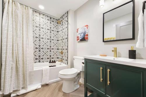 Bilik mandi di HostWise Stays - King Bed - Free Street Parking - Walkable Location