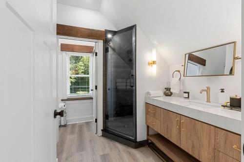 Ένα μπάνιο στο The Shire 255 C - The Slate Loft