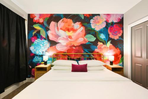 Katil atau katil-katil dalam bilik di HostWise Stays - 2 King Beds, Free Street Parking, North Side Gem
