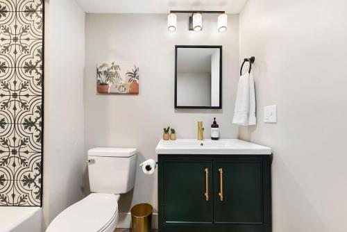 Bilik mandi di HostWise Stays - King Beds, Park Free, Great Walk Score