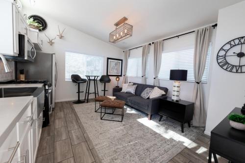 TV a/nebo společenská místnost v ubytování Cottage on Historic Grounds Citrine