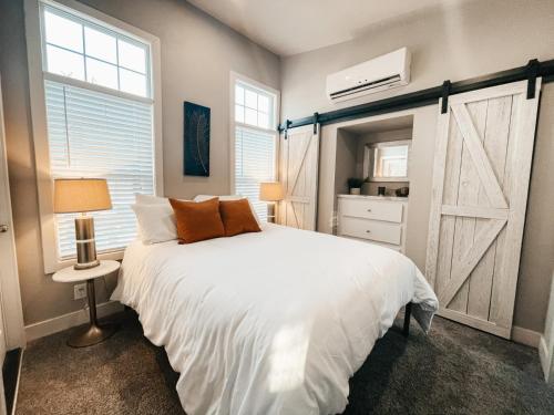 une chambre avec un lit blanc et une fenêtre dans l'établissement Beautiful Private Cottage Sunstone, à Reno