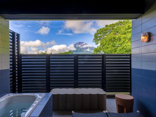 Fotografie z fotogalerie ubytování Mt Fuji View and Private Sauna Ryokan Shizuku v destinaci Yamanakako