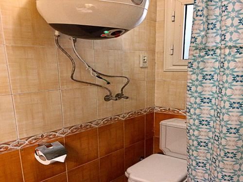 Koupelna v ubytování Men Only - Cozy Private Room with Shared Bathroom in Heliopolis AC 30Mbps WiFi 5G