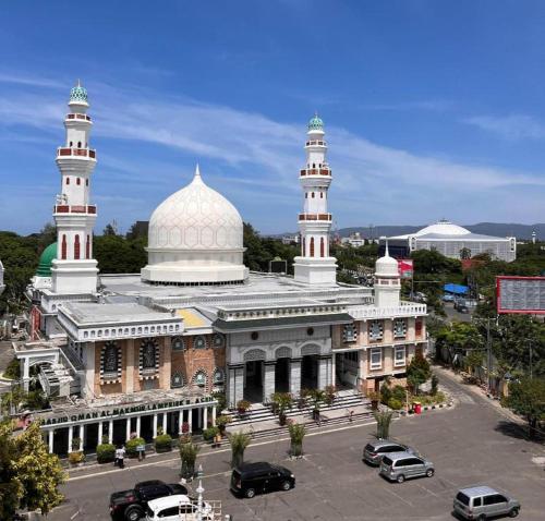 a large building with a mosque in a parking lot at Hotel Mekkah Banda Aceh in Banda Aceh