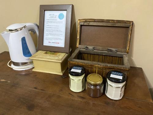 a wooden table with a box and jars on it at LU DORMIS Alquiler Temporario in Corrientes