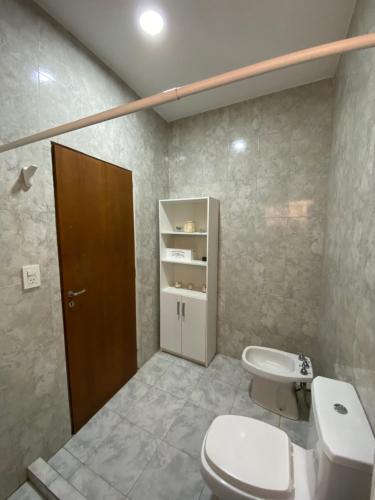 a bathroom with a toilet and a sink at LU DORMIS Alquiler Temporario in Corrientes