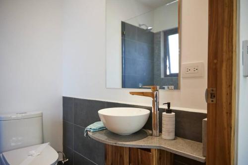 Vannituba majutusasutuses Green Turtle Townhome #2 Private Pool & Garden 300 Mtrs to Beach