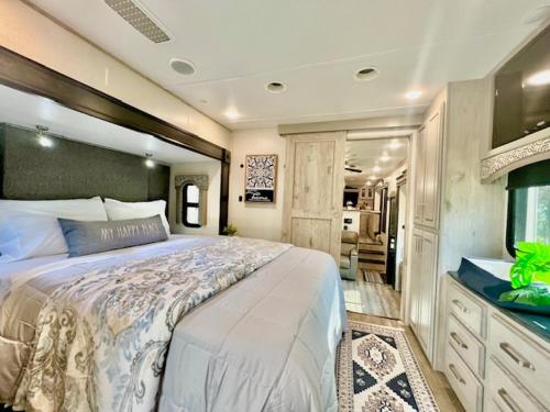 Giường trong phòng chung tại Waterfront - Luxury RV - Sleeps 6