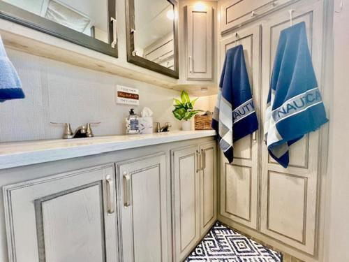 Phòng tắm tại Waterfront - Luxury RV - Sleeps 6