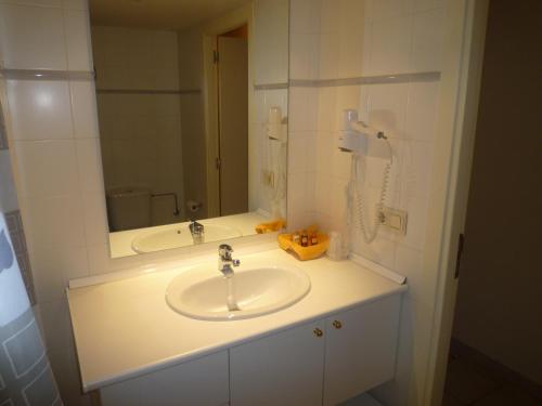  Hotel Sucara -  Room  picture :   Bath    TV    Telephone                           