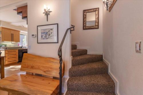 Gallery image of Cozy Palisades Tahoe Ski Cabin 3BR 3BA Free Shuttle to Lifts Book on Mobile for Promo Price in Alpine Meadows