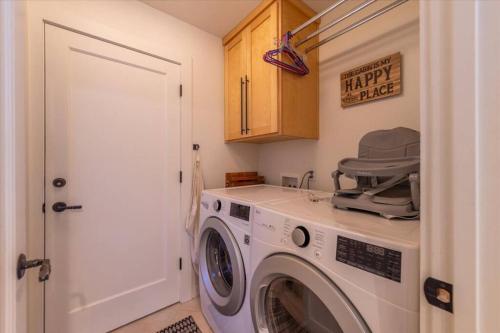Gallery image of Cozy Palisades Tahoe Ski Cabin 3BR 3BA Free Shuttle to Lifts Book on Mobile for Promo Price in Alpine Meadows