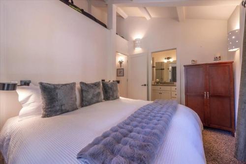 Gallery image of Cozy Palisades Tahoe Ski Cabin 3BR 3BA Free Shuttle to Lifts Book on Mobile for Promo Price in Alpine Meadows