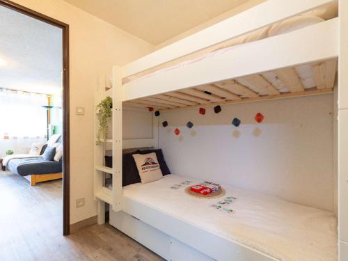 un lit superposé avec une petite voiture sur la couchette inférieure dans l'établissement Studio 4 pers, proche commerces et téléphérique, balcon et navette gratuite - FR-1-296-506, à Saint-Lary-Soulan