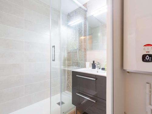 une salle de bain avec douche et lavabo dans l'établissement Studio 4 pers, proche commerces et téléphérique, balcon et navette gratuite - FR-1-296-506, à Saint-Lary-Soulan