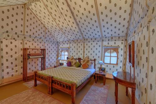 Un ou plusieurs lits dans un hébergement de l'établissement Jaisalmer Winds Desert Camp