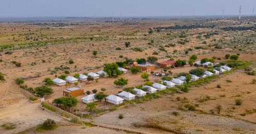 Vue aérienne d'une rangée de tentes dans un champ dans l'établissement Jaisalmer Winds Desert Camp, à Jaisalmer