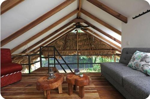 Posezení v ubytování Evolution House Jungle Oasis
