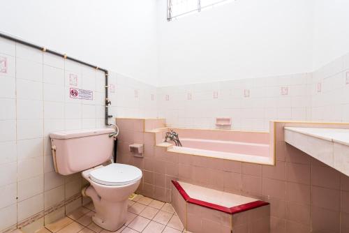 a bathroom with a toilet and a bath tub at 7 min to Sunway Pyramid Deluxe Room Shared House at PJS9 in Petaling Jaya