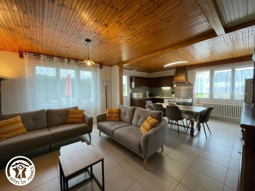 un salon avec un canapé et une salle à manger dans l'établissement Gîte entre mer et campagne, proche Sables d'Olonne - FR-1-426-564, à Vairé