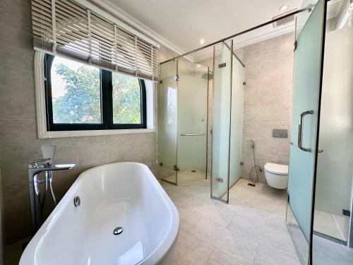 Koupelna v ubytování Bellevue west Phu Quoc 4BR beachfront Villa with private swimming pool