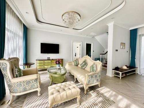TV a/nebo společenská místnost v ubytování Bellevue west Phu Quoc 4BR beachfront Villa with private swimming pool