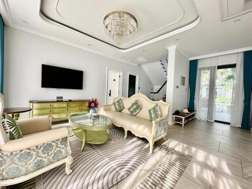 TV a/nebo společenská místnost v ubytování Bellevue west Phu Quoc 4BR beachfront Villa with private swimming pool