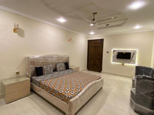 Ένα ή περισσότερα κρεβάτια σε δωμάτιο στο Al Harmain Gest House Bahawalpur