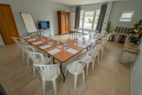 a large conference room with a long table and chairs at La Bullote - Gîtes - Paris Roissy CDG in Villeneuve-sous-Dammartin