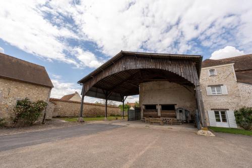 a barn with a picnic table inside of it at La Bullote - Gîtes - Paris Roissy CDG in Villeneuve-sous-Dammartin