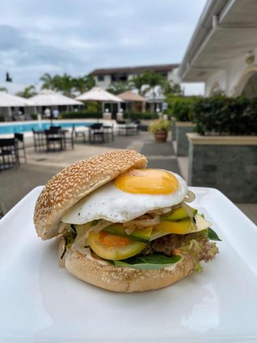 邦劳邦劳摄政公园度假酒店的白盘上含鸡蛋的早餐三明治