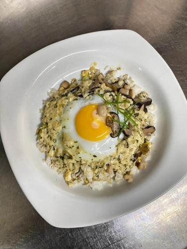 邦劳邦劳摄政公园度假酒店的米饭上加鸡蛋的食品