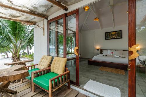 Postel nebo postele na pokoji v ubytování Long Beach Resort Koh Rong